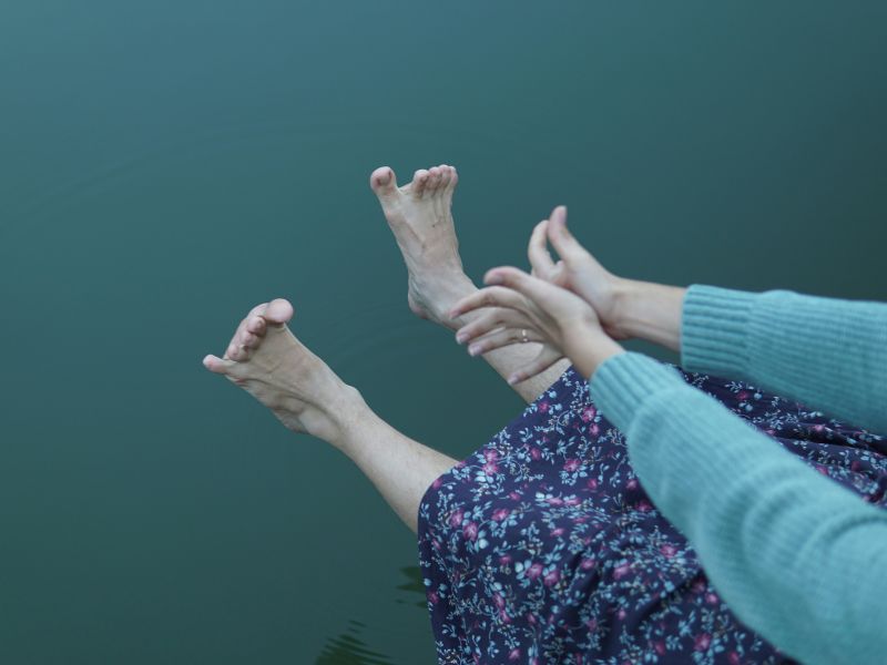 Fröhliches Ausstrecken der Arme und Füße einer Seniorin - Fußpflege für Senioren wir von Ramona Keller in Henfenfeld angeboten