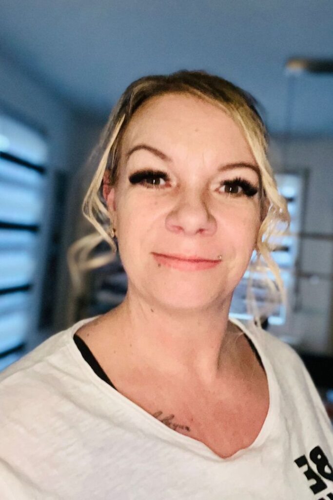Ramona Keller im Portrait. Sie hilft bei schmerzenden Füßen mit Podologie in Henfenfeld