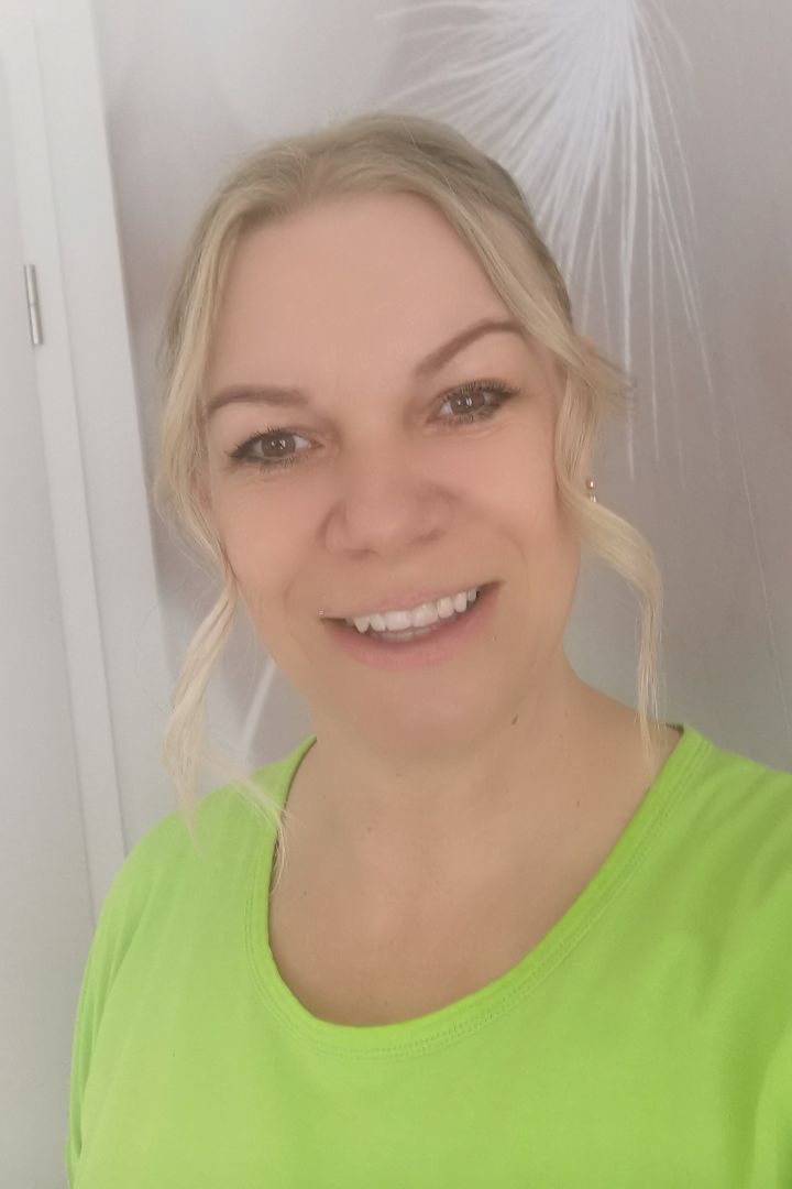Ramona Keller lächelt im Portrait in die Kamera. Sie bietet Podologie Henfenfeld an.