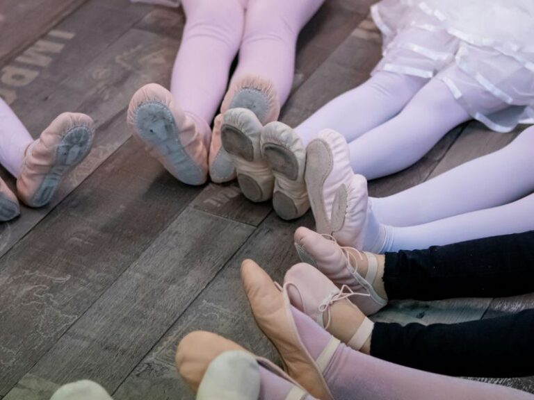 Balletttänzerinnen führen ihre Füße in einem Halbkreis zusammen - Schmerzen Füße Podologe Henfenfeld